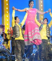 shriya-dance-performance-at-mirchi-music-awards-2012-2