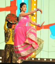 shriya-dance-performance-at-mirchi-music-awards-2012-3