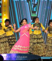 shriya-dance-performance-at-mirchi-music-awards-2012-7