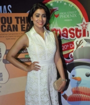 shriya-saran-at-phoenix-mill-chistmas-celebration-2