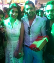 shriya-saran-at-phoenix-mill-chistmas-celebration-5