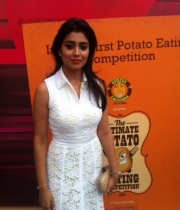 shriya-saran-at-phoenix-mill-chistmas-celebration-6