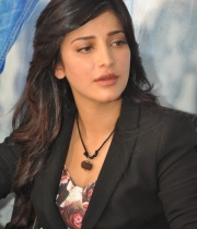 shruthi-hassan-new-photos-at-rv-meet-30