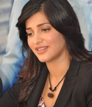 shruthi-hassan-new-photos-at-rv-meet-31