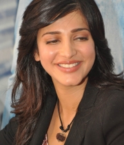 shruthi-hassan-new-photos-at-rv-meet-32