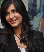 shruthi-hassan-new-photos-at-rv-meet-34