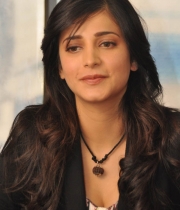 shruthi-hassan-new-photos-at-rv-meet-36