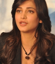 shruthi-hassan-new-photos-at-rv-meet-37