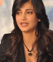 shruthi-hassan-new-photos-at-rv-meet-39