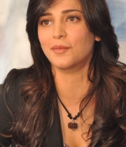 shruthi-hassan-new-photos-at-rv-meet-43