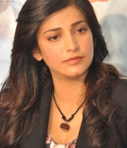 shruthi-hassan-new-photos-at-rv-meet-50