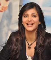 shruthi-hassan-new-photos-at-rv-meet-53