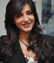shruthi-hassan-new-photos-at-rv-meet-62