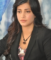 shruthi-hassan-new-photos-at-rv-meet-63