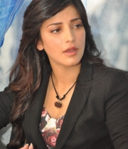 shruthi-hassan-new-photos-at-rv-meet-64