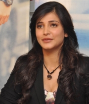 shruthi-hassan-new-photos-at-rv-meet-65