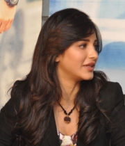 shruthi-hassan-new-photos-at-rv-meet-67
