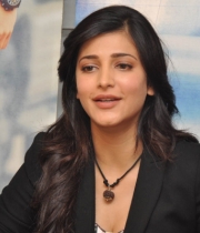 shruthi-hassan-new-photos-at-rv-meet-73
