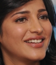shruthi-hassan-new-photos-at-rv-meet-76