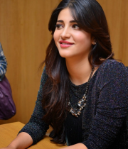 shruti-haasan-new-photo-stills-at-race-gurram-success-meet-03