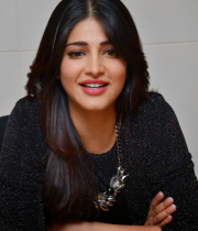 shruti-haasan-new-photo-stills-at-race-gurram-success-meet-07