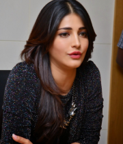 shruti-haasan-new-photo-stills-at-race-gurram-success-meet-09_0