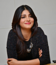 shruti-haasan-new-photo-stills-at-race-gurram-success-meet-34