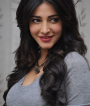 shruti-haasan-photos-at-yevadu-success-meet-1