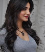 shruti-haasan-photos-at-yevadu-success-meet-11