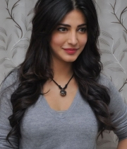 shruti-haasan-photos-at-yevadu-success-meet-12