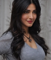 shruti-haasan-photos-at-yevadu-success-meet-13