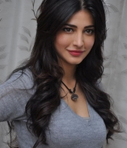 shruti-haasan-photos-at-yevadu-success-meet-14