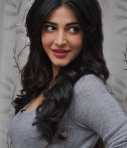 shruti-haasan-photos-at-yevadu-success-meet-16