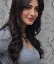 shruti-haasan-photos-at-yevadu-success-meet-17