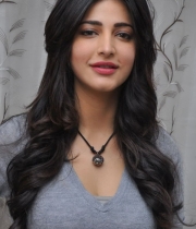 shruti-haasan-photos-at-yevadu-success-meet-18