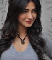 shruti-haasan-photos-at-yevadu-success-meet-19