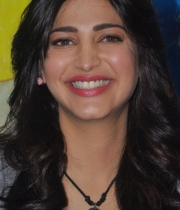 shruti-haasan-photos-at-yevadu-success-meet-4
