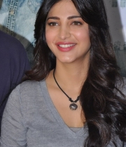 shruti-haasan-photos-at-yevadu-success-meet-5