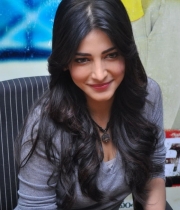 shruti-haasan-photos-at-yevadu-success-meet-6