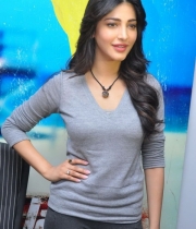 shruti-haasan-photos-at-yevadu-success-meet-9