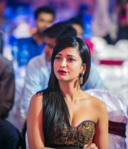 shruti-hassan-hot-stills-at-siima-awards-2013-3