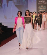 Diana Penty walks for Drashta Sarvaiya at Signature International Fashion Weekend