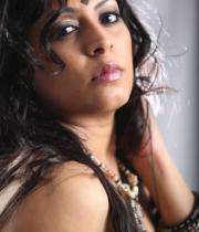 singer-madhoo-stills-in-desi-girl-album-15