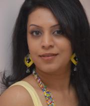 singer-madhoo-stills-in-desi-girl-album-16