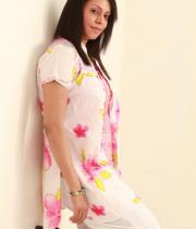 singer-madhoo-stills-in-desi-girl-album-18