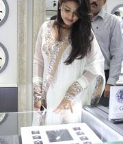 sneha-at-malabar-gold-collections-11