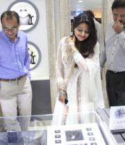 sneha-at-malabar-gold-collections-25