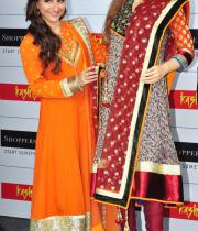 soha-launch-shoppers-stops-salwaar-kameez-kurti-fest-12