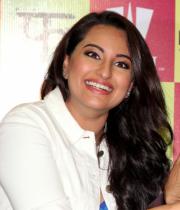 sonakshi-sinha-at-launch-mills-boon-novels-30