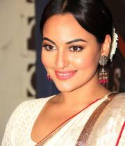 sonakshi-sinha-at-star-plus-india-dancing-superstar-2-1